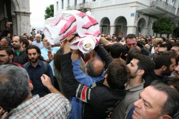 Πάτρα: Σύρραξη μεταξύ ΚΚΕ και ΣΥΡΙΖΑ μετά την παρέλαση - Δείτε φωτό - Φωτογραφία 5