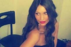 Μίνα Ευαγγέλου: Η πιο sexy Πατρινή τραγουδίστρια σε καυτές πόζες στο καμαρίνι της
