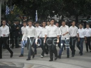 Αγρίνιο:Οι μαθητές δεν γύρισαν «κεφάλι» στους επισήμους στην παρέλαση - Φωτογραφία 1