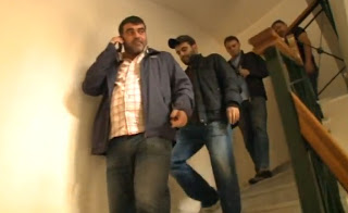 To video την ώρα της σύλληψης του Κώστα Βαξεβάνη στο σπίτι του στη Δροσιά - Φωτογραφία 1