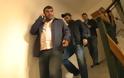 To video την ώρα της σύλληψης του Κώστα Βαξεβάνη στο σπίτι του στη Δροσιά