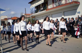 Αγρίνιο: Μαθητές του δημοτικού φώναξαν στο σχολείο συνθήματα της Χρυσής Αυγής   Πηγή: http://www.newsbomb.gr/koinwnia/story/247395/mathites-toy-dimotikoy-fonaxan-sto-sholeio-synthimata-tis-hrysis-aygis#ixzz2AbxYRh3i - Φωτογραφία 1