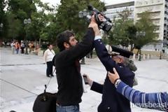 Αστυνομικός εμπόδισε εικονολήπτη να τραβήξει πλάνα