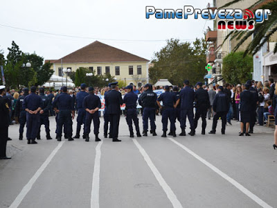 Πρέβεζα: Την δική τους παρέλαση - διαμαρτυρία έκαναν εργαζόμενοι στο νοσοκομείο - Φωτογραφία 2