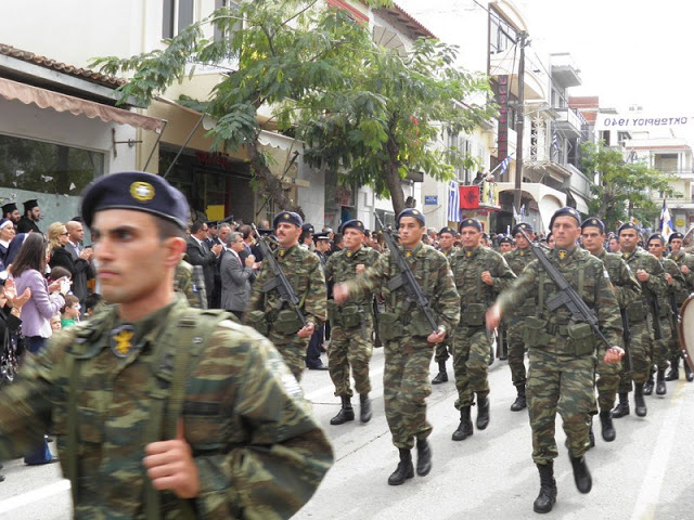 Φωτό από τις εορταστικές εκδηλώσεις της 28ης Οκτωβρίου στη Θήβα - Φωτογραφία 13