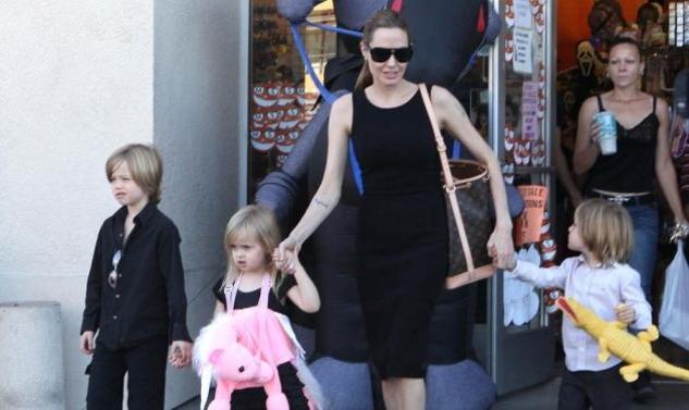 A. Jolie: Πώς γιόρτασε το Halloween με τα παιδιά της; Φωτογραφίες - Φωτογραφία 1