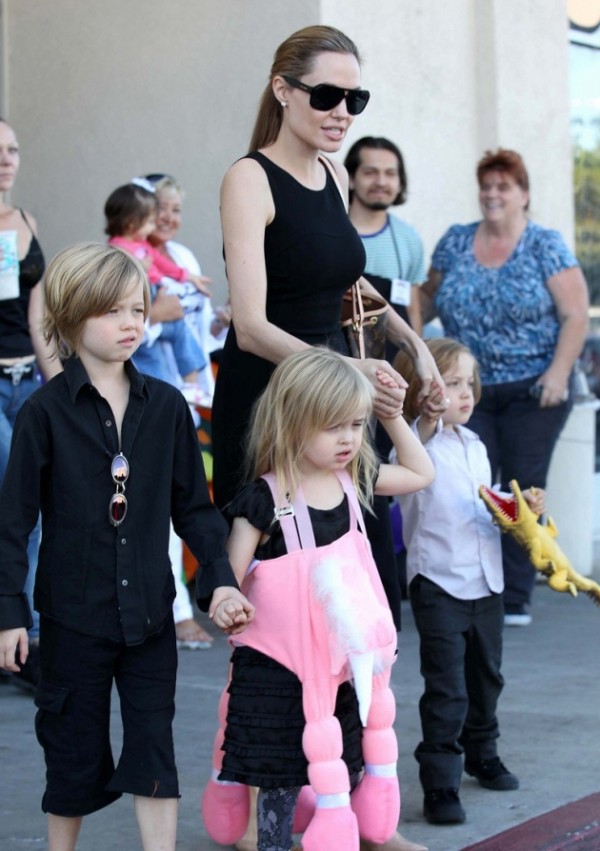A. Jolie: Πώς γιόρτασε το Halloween με τα παιδιά της; Φωτογραφίες - Φωτογραφία 3