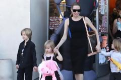 A. Jolie: Πώς γιόρτασε το Halloween με τα παιδιά της; Φωτογραφίες