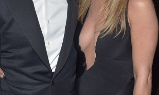 ΔΕΙΤΕ: Η Jennifer Aniston με ντεκολτέ μέχρι τον… αφαλό! - Φωτογραφία 4