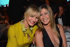 ΔΕΙΤΕ: Η Jennifer Aniston με ντεκολτέ μέχρι τον… αφαλό!