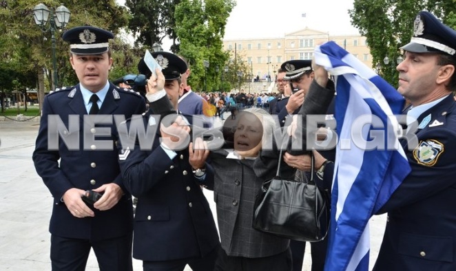 Η ένταση στο Σύνταγμα μέσα από φωτογραφίες - Φωτογραφία 2