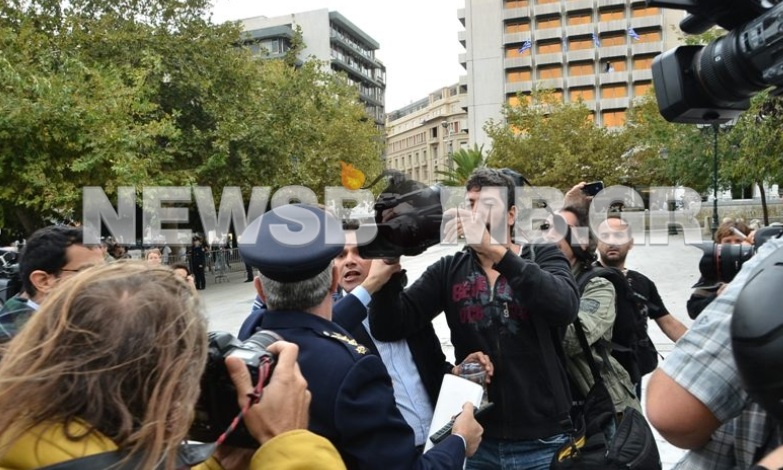 Η ένταση στο Σύνταγμα μέσα από φωτογραφίες - Φωτογραφία 3