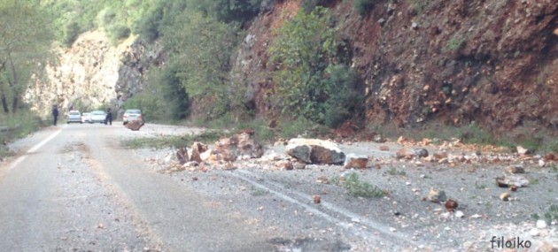Βράχοι τόνων πέφτουν βροχή στην Εθνική Οδό Ιωαννίνων –Άρτας! - Φωτογραφία 2