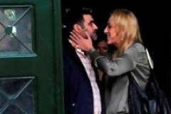 Αγκαλιές και φιλιά Βαξεβάνη- Δούρου στην Ευελπίδων (ΦΩΤΟ)