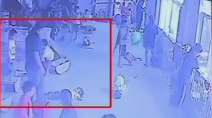 Σοκ: Κινέζα δασκάλα κακοποιεί 4χρονο παιδί μπροστά στην κάμερα - Φωτογραφία 1