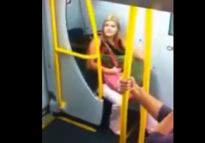 Γυναίκα σε αμόκ χτυπά και φτύνει επιβάτες τρένου! Βίντεο - Φωτογραφία 1