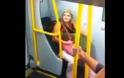Γυναίκα σε αμόκ χτυπά και φτύνει επιβάτες τρένου! Βίντεο
