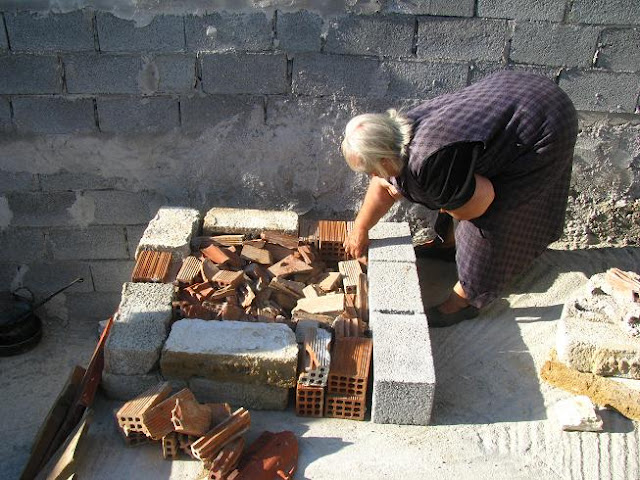 Φτιάχνουμε μόνοι μας παραδοσιακό ξυλόφουρνο, με χώμα, νερό και άχυρο - Φωτογραφία 2