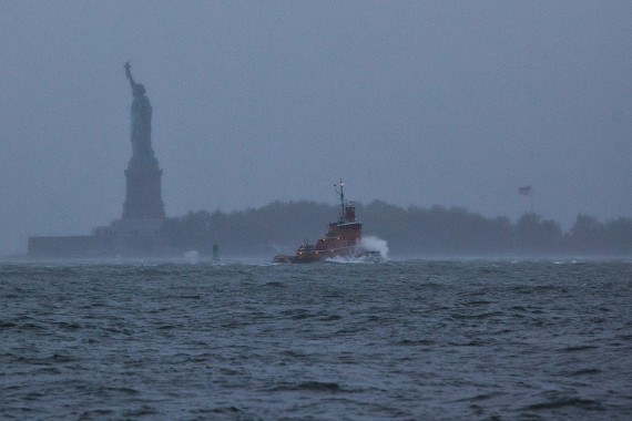 Συγκλονιστικές εικόνες και βίντεο από τον τυφώνα Σάντι στη Νέα Υόρκη - Φωτογραφία 14