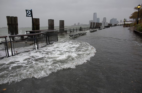 Συγκλονιστικές εικόνες και βίντεο από τον τυφώνα Σάντι στη Νέα Υόρκη - Φωτογραφία 9