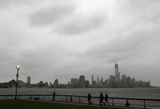 Ο τρομακτικός τυφώνας Sandy ζυγώνει στη Νέα Υόρκη - Πόλη φάντασμα το κέντρο της παγκόσμιας οικονομίας - Ζωντανή εικόνα - Φωτογραφία 1