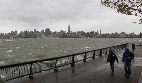 Ο τρομακτικός τυφώνας Sandy ζυγώνει στη Νέα Υόρκη - Πόλη φάντασμα το κέντρο της παγκόσμιας οικονομίας - Ζωντανή εικόνα - Φωτογραφία 3