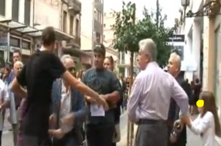Πάτρα:Επίθεση σε μέλος του ΠΑΣΟΚ μπροστά στην ανήλικη κόρη του-Βίντεο! - Φωτογραφία 1