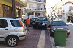 Κέντρο Κατερίνης SOS! Αυτοκίνητα πάνω στα ...αναπλασμένα πεζοδρόμια... Γυναίκα έσπασε το χέρι της!
