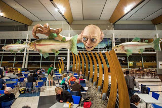 Ο Gollum «καταλαμβάνει» αεροδρόμιο στη Νέα Ζηλανδία - Φωτογραφία 1