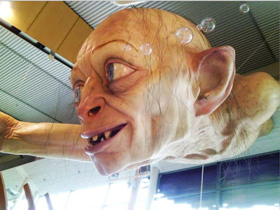 Ο Gollum «καταλαμβάνει» αεροδρόμιο στη Νέα Ζηλανδία - Φωτογραφία 2