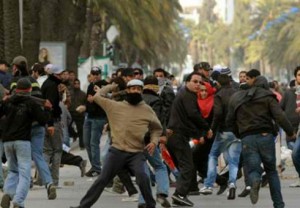 Αιματηρές συγκρούσεις στη Τυνησία με νεκρό - Φωτογραφία 1