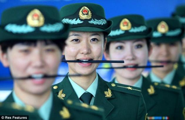 Δείτε πως γίνεται η εκπαίδευση...χαμόγελου σε γυναίκες αστυνομικούς στην Κίνα!!! - Φωτογραφία 1