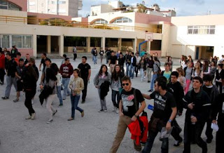 Αγρίνιο: Εισβολή τσιγγάνων σε γυμνάσιο και ερωτικά πειράγματα σε μαθήτριες! - Φωτογραφία 1