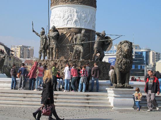 ΣΚΟΠΙΑ: Η ΑΣΧΗΜΟΤΕΡΗ ΠΡΩΤΕΥΟΥΣΑ ΤΩΝ ΒΑΛΚΑΝΙΩΝ...Ακόμα και οι Σκοπιανοί λοιδωρούν την κιτς ανάπλαση της πόλης τους [εικόνες] - Φωτογραφία 3