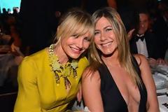 Το αβυσσαλέο ντεκολτέ της Jennifer Aniston (sexy pics)