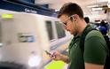 Video: Δείτε πόσο ευκολα μπορεί κάποιος να σας κλέψει το κινητό σας στο Μετρό!