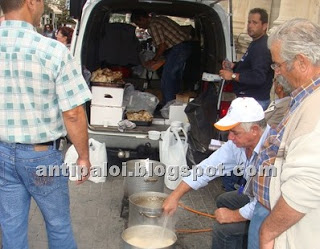 Έστησαν καζάνια στο δημαρχείο Ηρακλείου οι Τρίτεκνοι! - Φωτογραφία 1