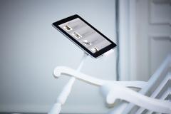 «IRock η κουνιστή καρέκλα που φορτίζει το iPad ή το iPhone σας