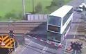 ΒΙΝΤΕΟ – ΣΟΚ: Σχολικό λεωφορείο εγκλωβίζεται στις ράγες τρένου!