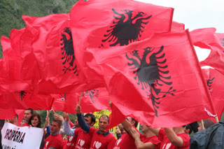 Στην Αθήνα ακραίοι Αλβανοί για να πουν ότι η μισή Ελλάδα είναι δική τους! - Φωτογραφία 1