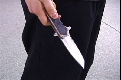 Μαθητής εισέβαλε με μαχαίρι σε σχολείο στην πλατεία Βάθη επειδή τον απέβαλαν - Φωτογραφία 1