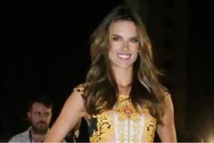 Κανείς δεν έπαιρνε τα μάτια του από τα πόδια της