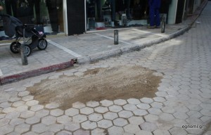 Έκλεισαν με χώμα τη λακκούβα στη Σαλονικιού στη Χαλκίδα - Φωτογραφία 1