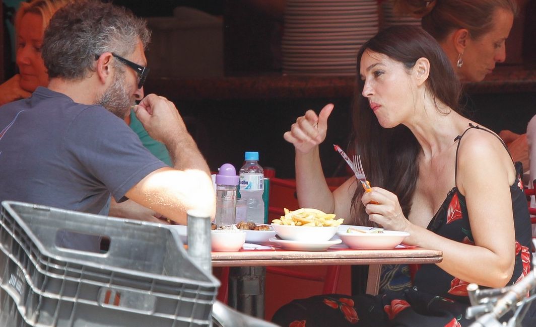 ΜΟΝΙΚΑ ΜΠΕΛΟΥΤΣΙ Σε ταβέρνα για τηγανιτά και μπύρα! - Φωτογραφία 2