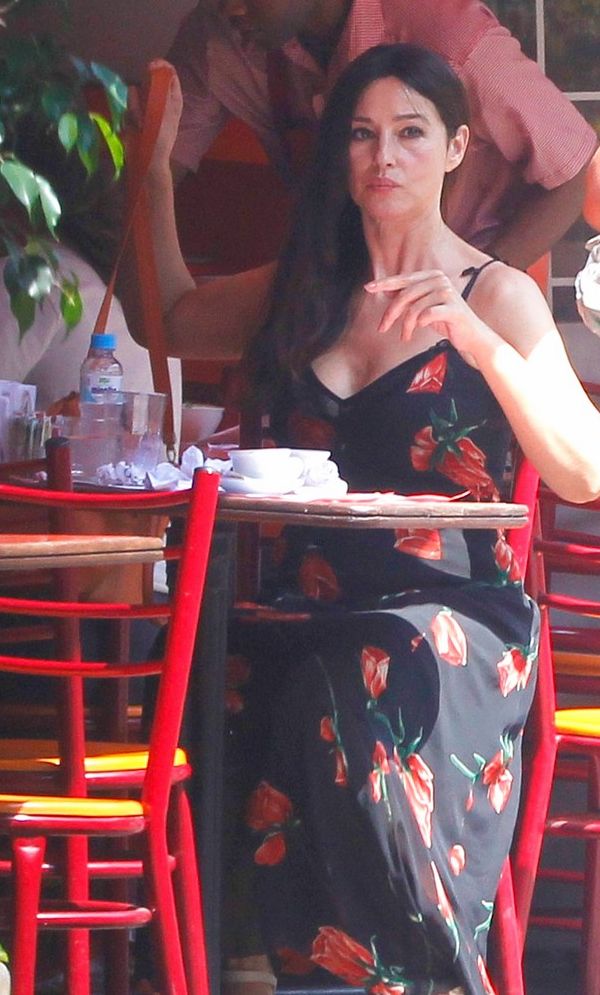 ΜΟΝΙΚΑ ΜΠΕΛΟΥΤΣΙ Σε ταβέρνα για τηγανιτά και μπύρα! - Φωτογραφία 4