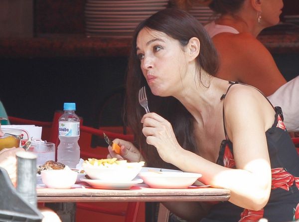 ΜΟΝΙΚΑ ΜΠΕΛΟΥΤΣΙ Σε ταβέρνα για τηγανιτά και μπύρα! - Φωτογραφία 6