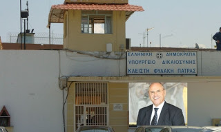 Πάτρα: Με περιπολικό στις φυλακές Αγίου Στεφάνου ο πρώην πρόεδρος του Επιμελητηρίου Αχαΐας K. Αντζουλάτος μετά την εντολή για προφυλάκισή του - Φωτογραφία 1