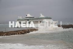 Κατάκολο: Ο καιρός καθήλωσε το Splendour of the Seas που έκοψε δέκα κάβους