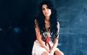 Amy Winehouse: Έκλεψαν το νυφικό της από το σπίτι στο οποίο πέθανε! - Φωτογραφία 1