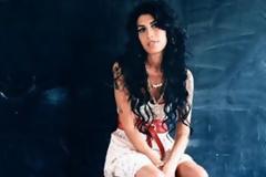 Amy Winehouse: Έκλεψαν το νυφικό της από το σπίτι στο οποίο πέθανε!